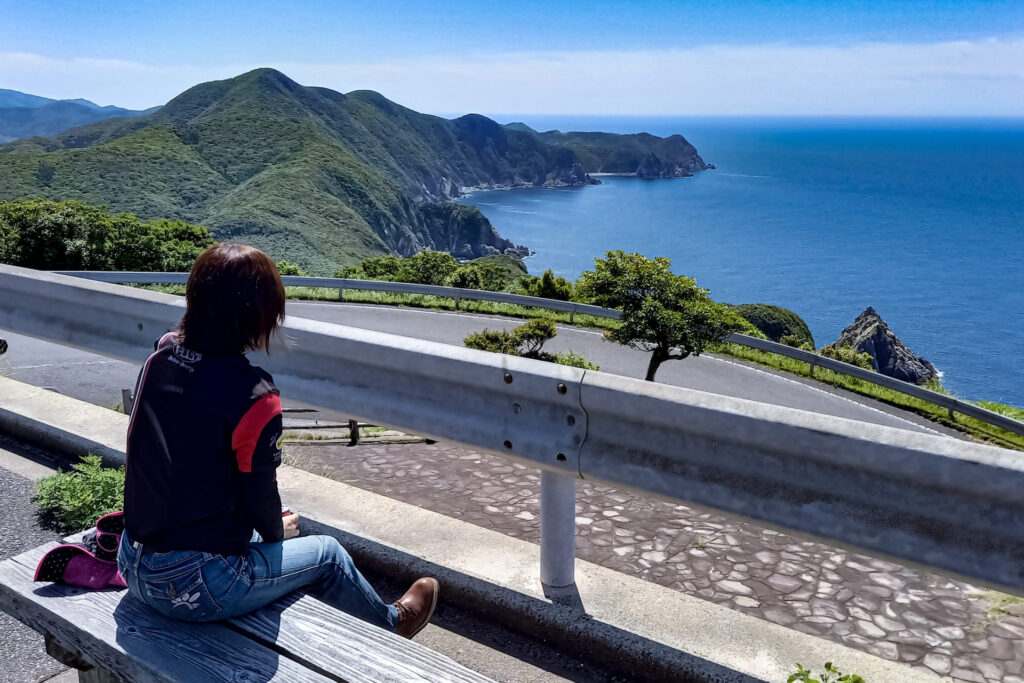 海を眺める女性