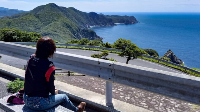 海を眺める女性